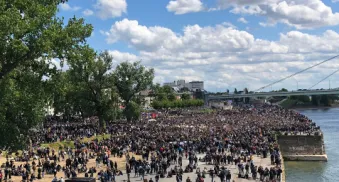 wir befinden uns in einer art zwischenwelt die seltsam abgedaempft und unsinnlich ist