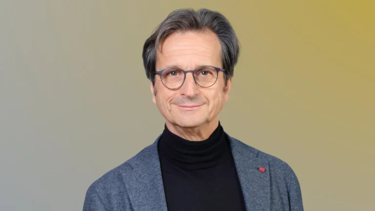 Ein musikalisches Erweckungserlebnis – Porträt von Stephan Grünewald mit Brille und grauem Jackett