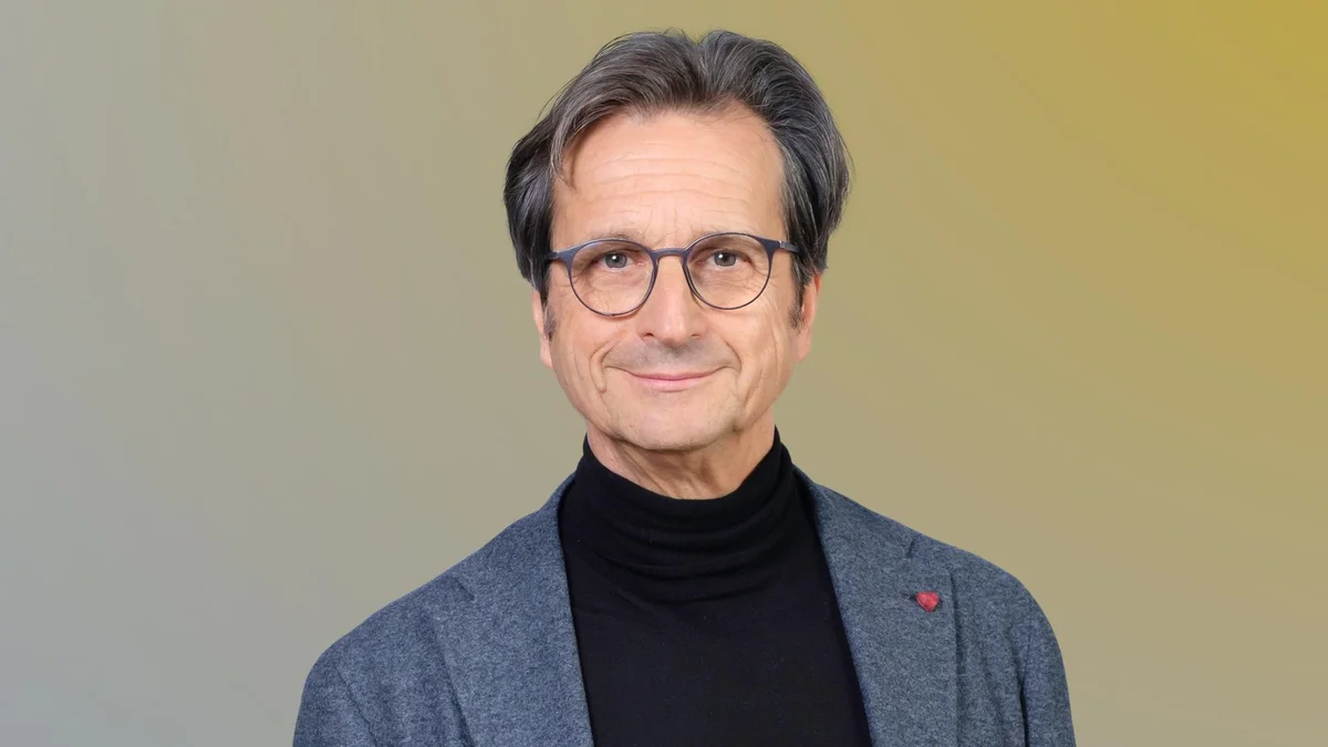 Ein musikalisches Erweckungserlebnis – Porträt von Stephan Grünewald mit Brille und grauem Jackett